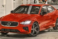 ボルボ S60 新型を発表、8年ぶりにモデルチェンジ…PHV設定 画像