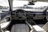 アウディ初の市販EV『e-tron』、最新バーチャルコックピット採用へ 画像