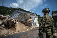 石油不足が懸念された呉市で自衛隊がガソリンを供給　平成30年7月豪雨 画像