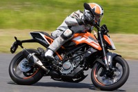 【KTM スモールDUKE 試乗】選べる125/250/390、走りの違いとオススメは!?…佐川健太郎 画像