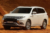 三菱 アウトランダーPHEV、燃費は49.9km/リットルと発表…欧州2019年型 画像