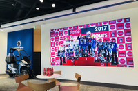 ショールームで鈴鹿8耐パブリックビューイング、アディバが開催　限定コカ・コーラもプレゼント 画像