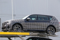 BMWの最高級SUV「X7」、 PHEV設定で11月デビューへ…輸送中を激写！ 画像