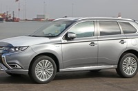 三菱 アウトランダーPHEV、改良新型モデルの第一号車が欧州到着…8月発売へ 画像