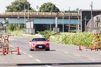 高速走行車両と8Gbpsの超高速通信に成功 ドコモなど3社、28GHz帯対応アンテナで 画像
