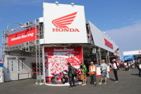 鈴鹿8耐 GPスクエアのホンダブースはミストで涼しい 画像