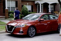 炎天下の車内に子どもを置き忘れない安全装備、米日産が4ドア全車に標準化へ 画像