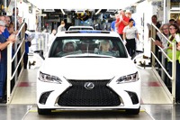レクサス ES 新型、量産第一号車がラインオフ…新プラットフォーム採用の7代目 画像