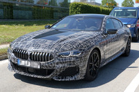 BMW 8シリーズ の4ドア仕様「グランクーペ」プロトタイプを激写!この迫力は「M8」か 画像