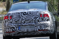 VW パサートGTE 改良新型、テールライトが光った…その形はまるで座椅子? 画像