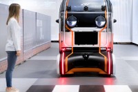 大きな目で歩行者とアイコンタクト、ジャガー・ランドローバーの自動運転実験車 画像
