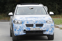 電動SUVの発表相次ぐ、BMWは「iX3」で勝負！ 市販モデルの「顔」をスクープ 画像