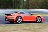 ポルシェ 911 新型「PCCB」装着モデルを確認! オレンジボディが映える 画像