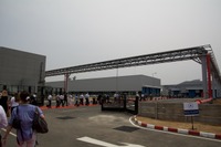 ダイムラートラックアジア、印オラガダム工場の累計生産台数10万台達成 画像