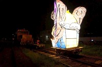 元SMAP香取慎吾のペイント列車を模したねぷたが線路上を走る…津軽鉄道で「慎吾列車ねぷた」 10月13日 画像