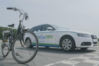 運転席のペダルを漕いでカロリー消費＆エンジン制御　世界初 画像