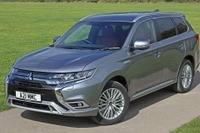 三菱 アウトランダーPHEV、2019年型に新グレード…欧州で設定 画像