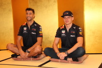 レッドブルのダニエル・リカルドとマックス・フェルスタッペンが書道に挑戦、その出来栄えは?…F1日本GP前に 画像