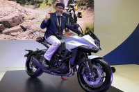 復活の新型『カタナ』に早速またがってみた!来春以降の国内投入に期待ふくらむ…インターモト2018 画像