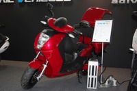 原付免許で乗れるEVスクーター、ADIVA VX-2 日本初公開…脱着式バッテリーに充電 画像