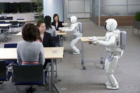 ホンダ ASIMO 複数で協調しながら接客 画像
