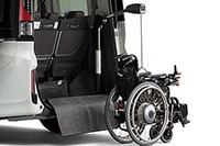 ホンダアクセス、チェアサポートリフトとフローリングチェアマット発売 福祉車両向けアクセサリー 画像