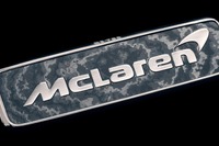 18金ホワイトゴールド・エンブレムを付けるハイパーカー…マクラーレン スピードテール 画像