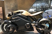 電動バイク『ベクター』発表、ヘルメットのバイザーに各種情報を投影…EICMA 2018 画像