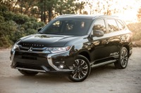 三菱 アウトランダー PHEV、2019グリーンSUVのファイナリストに…最終結果はロサンゼルスモーターショー2018で発表へ 画像