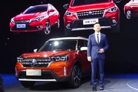 日産合弁のヴェヌーシアが新型SUV『T60』を発表、最先端のコネクト技術…広州モーターショー2018 画像