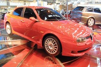 日本の医師はやっぱりリッチ!? アルファロメオ『156GTA』1号車に競り勝つ 画像