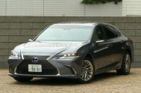 【レクサス ES 新型試乗】乗り味は「LS」を超えた?デジタルミラーの使い勝手は…島崎七生人 画像