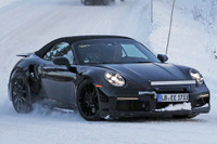 豪雪にあらわれた新型 911、610馬力の「ターボS カブリオレ」か 画像