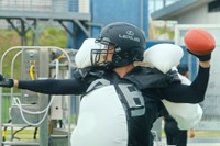 アメフト選手にエアバッグ、タックル直前に開く? レクサス UX の安全技術を応用 画像
