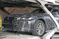 BMW初の4ドアクーペEV、『i4』市販型を激写!キドニーグリルはEV専用デザイン 画像