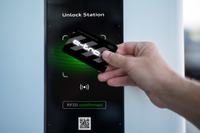 アウディ『e-tron』に専用充電サービス、カードをかざすだけで充電可能 画像
