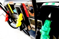 レギュラーガソリン、2週連続の値上がり　前週比0.2円高の143.1円 画像