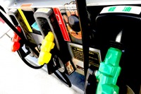 レギュラーガソリン、2週連続の値上がり 前週比0.2円高の143.1円 画像