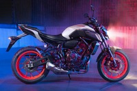 ヤマハ MT-07、2019年カラー発売へ 「バーミリオンホイール」でアグレッシブさ強調 画像