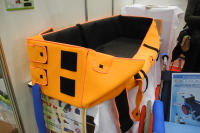 介護者に朗報、ウェットスーツ素材でつくったポータブル簡易浴槽が登場…CareTEX2019 画像