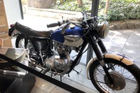 これが紙って信じられる? 実物大のトライアンフ TR6、東京代官山で展示中 画像
