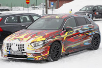 新型Aクラス最強の「メルセデスAMG A45」公開直前か…ファンキーなテスト車両が出現 画像