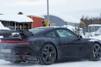 巨大なリアウイング!ポルシェ 911 GT3 新型プロトタイプ、豪雪を駆ける 画像