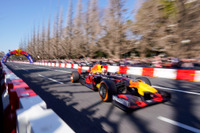 【F1】レッドブル・レーシングのフェルスタッペンとガスリー、外苑いちょう並木で激走を披露 画像