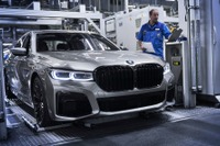 BMW 7シリーズ 改良新型、量産第一号車がラインオフ…最新デジタル工場から 画像