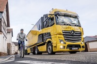 メルセデスベンツの大型トラック、デジタルミラーと巻き込み事故防止システムを連携 画像