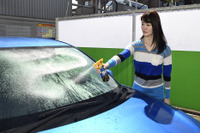 “バズーカ噴射”でボディもガラスもこれ一本! スプレーして拭き上げるだけの強力撥水コーティング剤、ソフト99 レインドロップ 画像