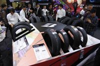 ブリヂストン、BATTLAXの世界観を製品とグラフィックアートで表現…東京モーターサイクルショー2019 画像