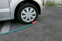 洗車でイラッとするホースの引っ掛かり、解消グッズをクレトムが発売 画像