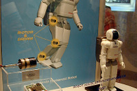 【東京ショー2001続報】ホンダ『ASIMO』ロボットの心臓? 筋肉? 関節? 画像